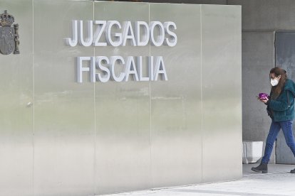 Imagen del acceso a los juzgados de Reyes Católicos. ISRAEL L. MURILLO
