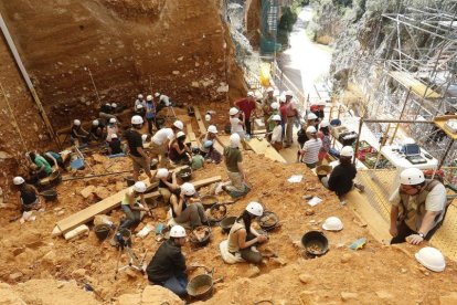 Los trabajos en Gran Dolina recuperán intensidad y excavadores para llegar a Antecessor. SANTI OTERO