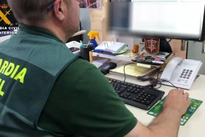 La Guardia Civil detiene a una persona por
estafa y falsedad documental GUARDIA CIVIL