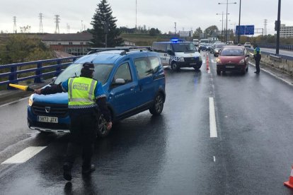 Control de la Policía Local en el acceso a Burgos por la BU-11. ISRAEL L. MURILLO