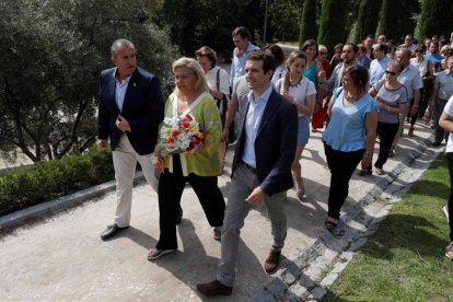 Pablo Casado (a la derecha), junto a la exvicepresidenta de la AVT, Ángeles Pedraza, en el Bosque de los Recuerdos (Madrid). /-JUANJO MARTÍN