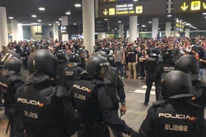 Agentes de policía en el aeropuerto de El Prat.-