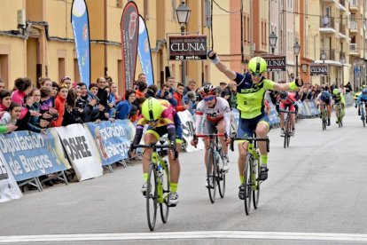 La arandina Sara Martín fue la más rápida en el reducido esprint que decidió el triunfo en Villarcayo-Daniel Peña