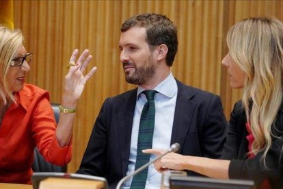 La fundadora de UPD, Rosa Díez; el presidente del PP, Pablo Casado, y la portavoz del grupo parlamentario conservador, Cayetana Álvarez de Toledo, en el acto del Congreso ’Españoles en defensa de lo común’.-JOSÉ LUIS ROCA