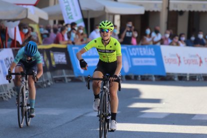 Sara Martín (Sopela WT) superó en el esprint final en Baeza a Mireia Trias (Massi).  PHOTO GÓMEZ SPORT