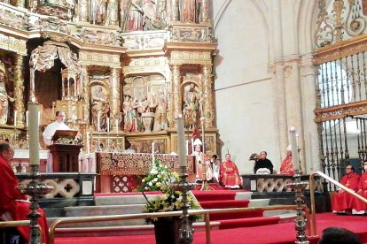 El arzobispo de Burgos, don Mario Iceta, presidió la misa pontifical en la solemnidad de los apóstoles Pedro y Pablo. S. L. C.