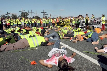 Los vecinos avanzaron por la Nacional desde Quintanapalla hasta el lugar del último accidente mortal en el que fallecieron dos jóvenes gallegos, para protestar por la peligrosidad de la vía.-G. G.