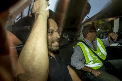 El expresidente del Barca Sandro Rosell sale detenido de su domicilio en la calle Deu i Mata por la guardia civil-FERRAN NADEU