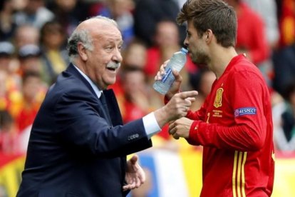 Piqué recibe instrucciones de Del Bosque durante el partido ante la República Checa.-EFE / KAI FORSTERLING