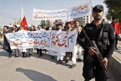 Grupos de la minoría cristiana se manifiestan contra las caricaturas de 'Charlie Hebdo', este domingo, en Peshawar (Pakistán).-Foto: BILAWAL ARBAB / EFE