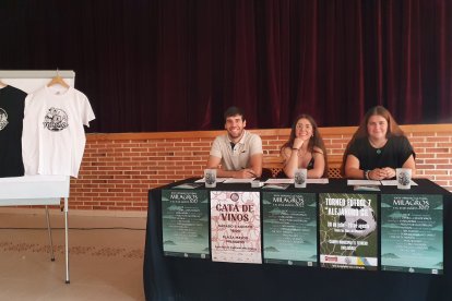 Alejandro San Juan, con la presidenta de la asociación Milcampos, Susana lanzas y Ainhoa Arranz