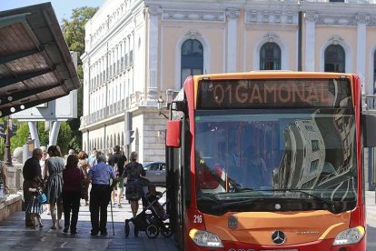 Parada de la avenida Arlanzón, junto a Cid, donde paran varias líneas de autobuses. ECB