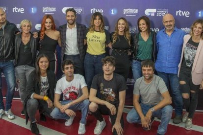 Roberto Leal, presentador de OT (en el centro), junto a Noemí Galera, directora de la Academia, y los profesores.-FERRAN SENDRA