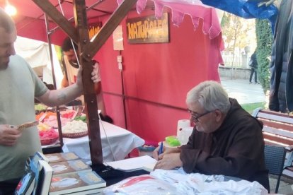 Laureano Oubiña firma un ejemplar de su libro en Burgos Cidiano 2022. ECB