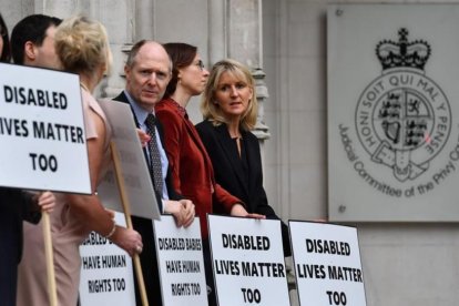 Manifestantes contra el aborto se concentran ante el Tribunal Supremo, en Londres.-AFP