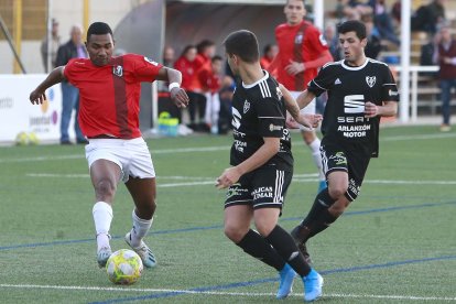 El delantero Willian (Real Burgos) conduce el esférico ante la presión de Portal y Manzano (Seat Arlanzón Motor). RAÚL G. OCHOA