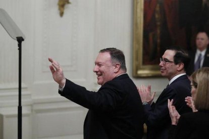 El secretario de Estado de EEUU, Mike Pompeo (izquierda), saluda tras recibir el reconocimiento de Donald Trump durante la conferencia de paz sobre Oriente Próximo, este martes, en Washington.-ALEX BRANDON (AP)