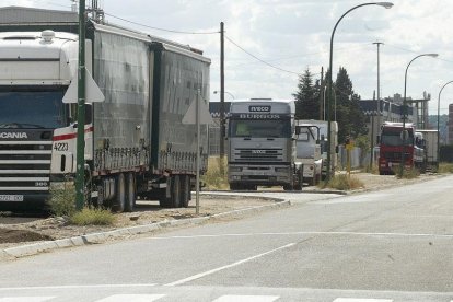 Imagen de camiones aparcados en el polígono Burgos Este.