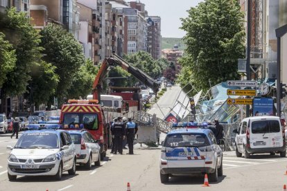 Imagen del andamio caído sobre la avenida del Cid.-ISRAEL L. MURILLO