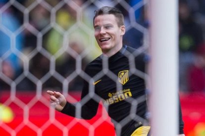 Gameiro celebra uno de los goles al Sporting.-GETTY IMAGES / JUAN MANUEL SERRANO