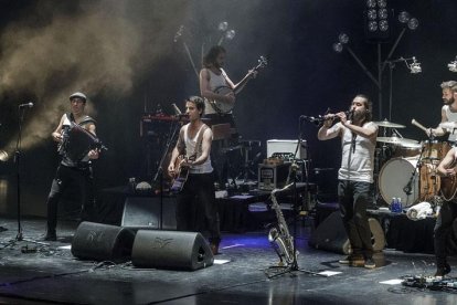 La Maravillosa Orquesta del Alcohol empezó la gira de ‘Salvavida (de las balas perdidas)’ el pasado noviembre en El Hangar y el Fórum (foto).-Santi Otero