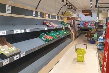 Así estaba el lunes el supermercado La Plaza de Día de la calle San Francisco