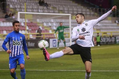 Armiche trata de controlar un balón en presencia de un jugador de la Ponferradina.-RAÚL G. OCHOA