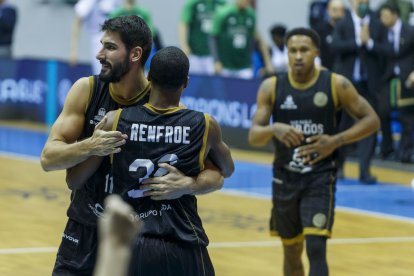 Dani Díez y Alex Renfroe se abrazan tras la victoria ante el Darussafaka. SANTI OTERO