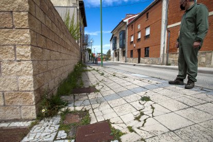 Grietas y humedades en las casas y calles del barrio de Villatoro. TOMÁS ALONSO