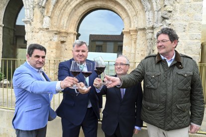 El presidente de la Denominación de Origen, Enrique Pascual (2I), junto a importantes bodegueros de la Ribera, en la sede de la Denominación de Origen. ICAL