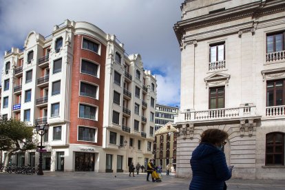 La Diputación compra una planta del rehabilitado edificio que albergaba el hotel España para trasladar servicios. TOMÁS ALONSO