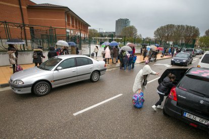 Padres y madres esperan a sus hijos a la salida del colegio. TOMÁS ALONSO