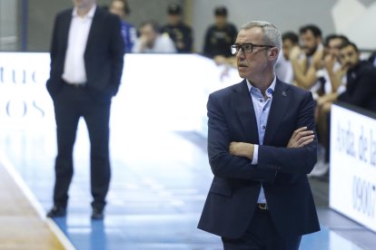 Paco Olmos, durante un encuentro del equipo burgalés en el Coliseum. SANTI OTERO