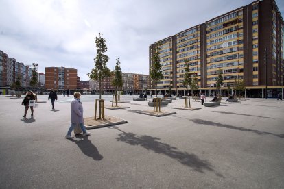 Varias personas caminan por la plaza de Santiago, en la capital burgalesa. TOMÁS ALONSO