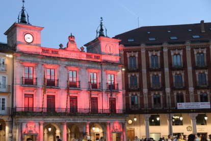 El Ayuntamiento de Burgos iluminado de rojo durante el Día Mundial de la Cruz Roja. ECB