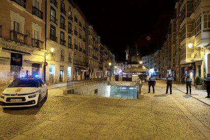 Agentes de Policía Local desplegados en La Flora para vigilar el toque de queda. ISRAEL L. MURILLO