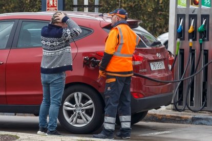 Un hombre reposta gasolina en una estación de servicio de Burgos capital. SANTI OTERO