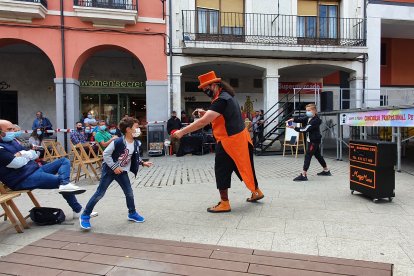 Actuación de Magomingo, dentro del I Concurso Profesional de Magia de Calle. L. V.