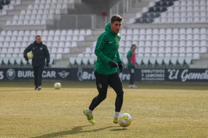 Matías Rosales, durante un entrenamiento en El Plantío.-BURGOS CF