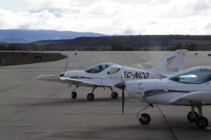 Una de las avionetas de formación de la escuela FlyBy School en el aeropuerto de Burgos.-ISRAEL L. MURILLO