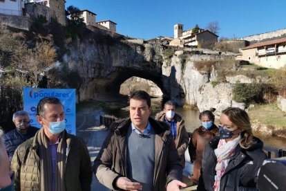 Ibáñez en Puentedey junto a miembros de su candidatura. ECB