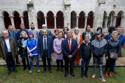 Foto de familia con los alumnos del Programa Mixto de Formación y Empleo. SANTI OTERO