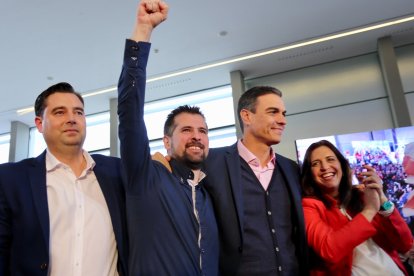 Pedro Sánchez con los secretarios socialistas de Castilla León, Burgos y la agrupación local burgalesa en una imagen de archivo. S. OTERO