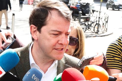 El presidente de la Junta de Castilla y León, Alfonso Fernández Mañueco, atiende a los medios de comunicación.- ICAL