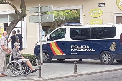 Una unidadde la Policía Nacional patrullando por el centro de Aranda. L. V.