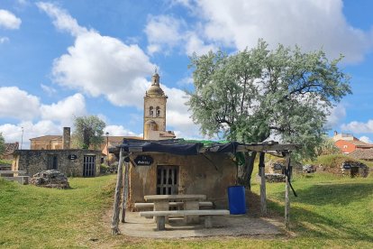 La zona de bodegas de Zazuar se convierte cada verano en centro de reunión