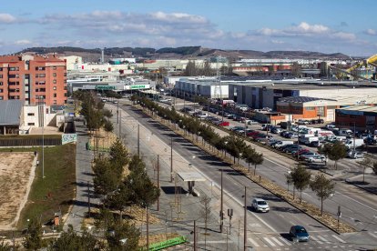 La avenida Juan Ramón Jiménez con viviendas a un lado y empresas al otro es una de las zonas donde llegaría la red de calor. TOMÁS ALONSO