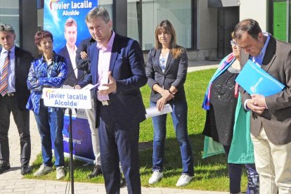 Lacalle, acompañado por miembros de la candidatura ayer en el centro civíco GamonalNorte.-ISRAEL L. MURILLO