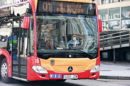 Un conductor de autobuses de la Línea 1 con mascarilla durante un trayecto. RAÚL G. OCHOA