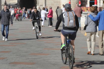 Peatones y ciclistas cruzan el puente de Santa María.-ISRAEL L. MURILLO